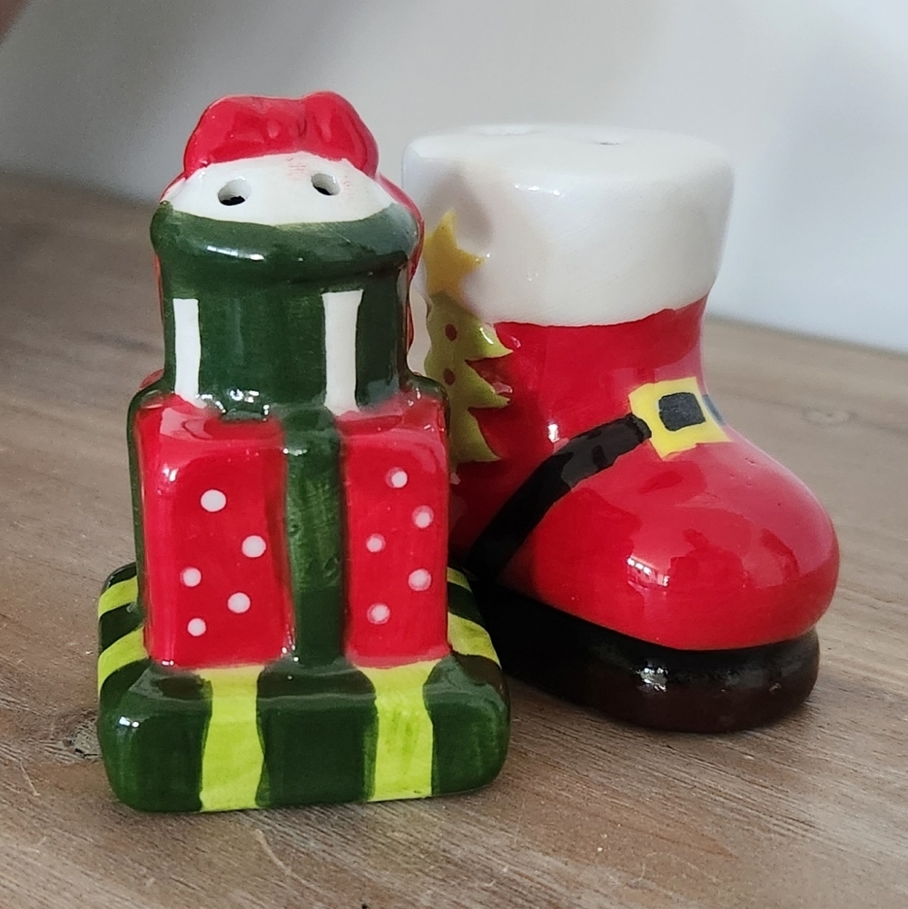 Christmas Ceramic Salt & Pepper Shakers - Santa Boot & Gifts 🎁 NWT - Picture 11 of 12
